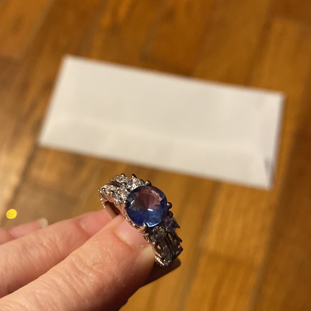BNWTBeautiful size 6 bluish purple deep sparkling stone w/diamond accents